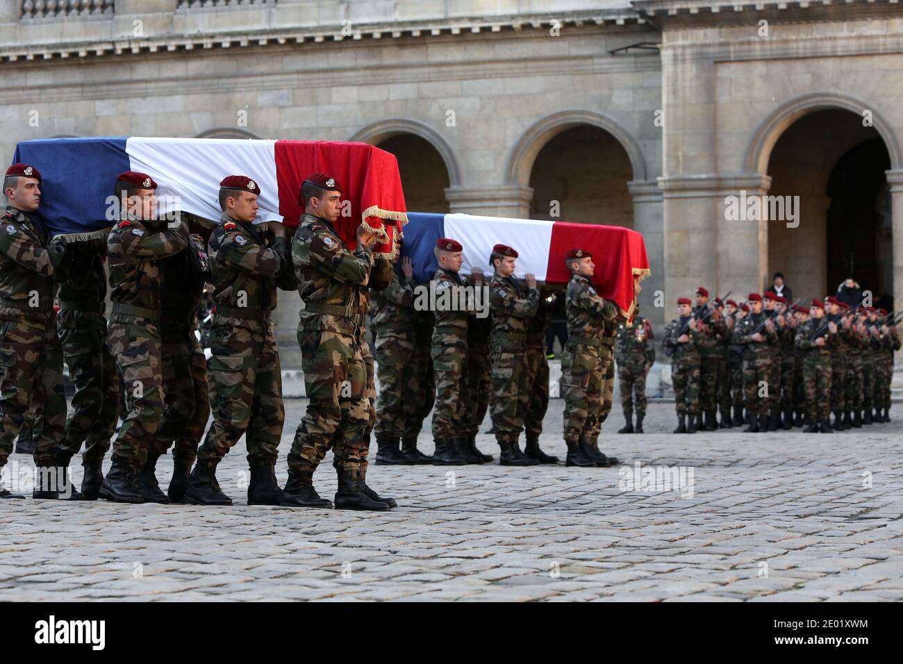 Atmosfera durante l'inno nazionale francese durante una cerimonia di tributo ai due soldati che sono morti il 9 dicembre nella Repubblica Centrafricana, nel cortile degli Invalides a Parigi il 16 dicembre 2013. Antoine le Quinio e Nicolas Vokaer, entrambi dell'8° Regiment paracadute dell'Infanteria Marina (8e Regiment de Parachutistes d'Infanterie de Marine, 8e RPIMA), sono deceduti il 9 dicembre, 2013 durante un tiro a Bangui come parte della missione militare francese Sangaris per disarmare le milizie e altri gruppi accusati di una spirale di violenza in Africa centrale. Foto di Stephane Lemouton/ABACAPRESS.COM Foto Stock