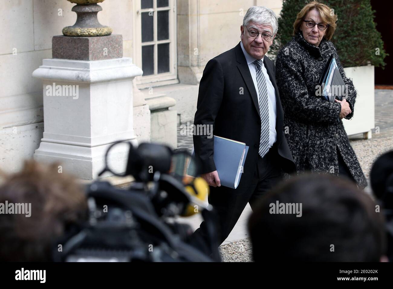 Il Segretario Generale del Palazzo Elysee Pierre-Rene Lemas e Ministro per la riforma dello Stato, il decentramento e la pubblica Amministrazione Marylise Lebranchu lascia l'Hotel de Marigny dopo la riunione settimanale del gabinetto, a Parigi, in Francia, il 18 dicembre 2013. Foto di Stephane Lemouton/ABACAPRESS.COM Foto Stock