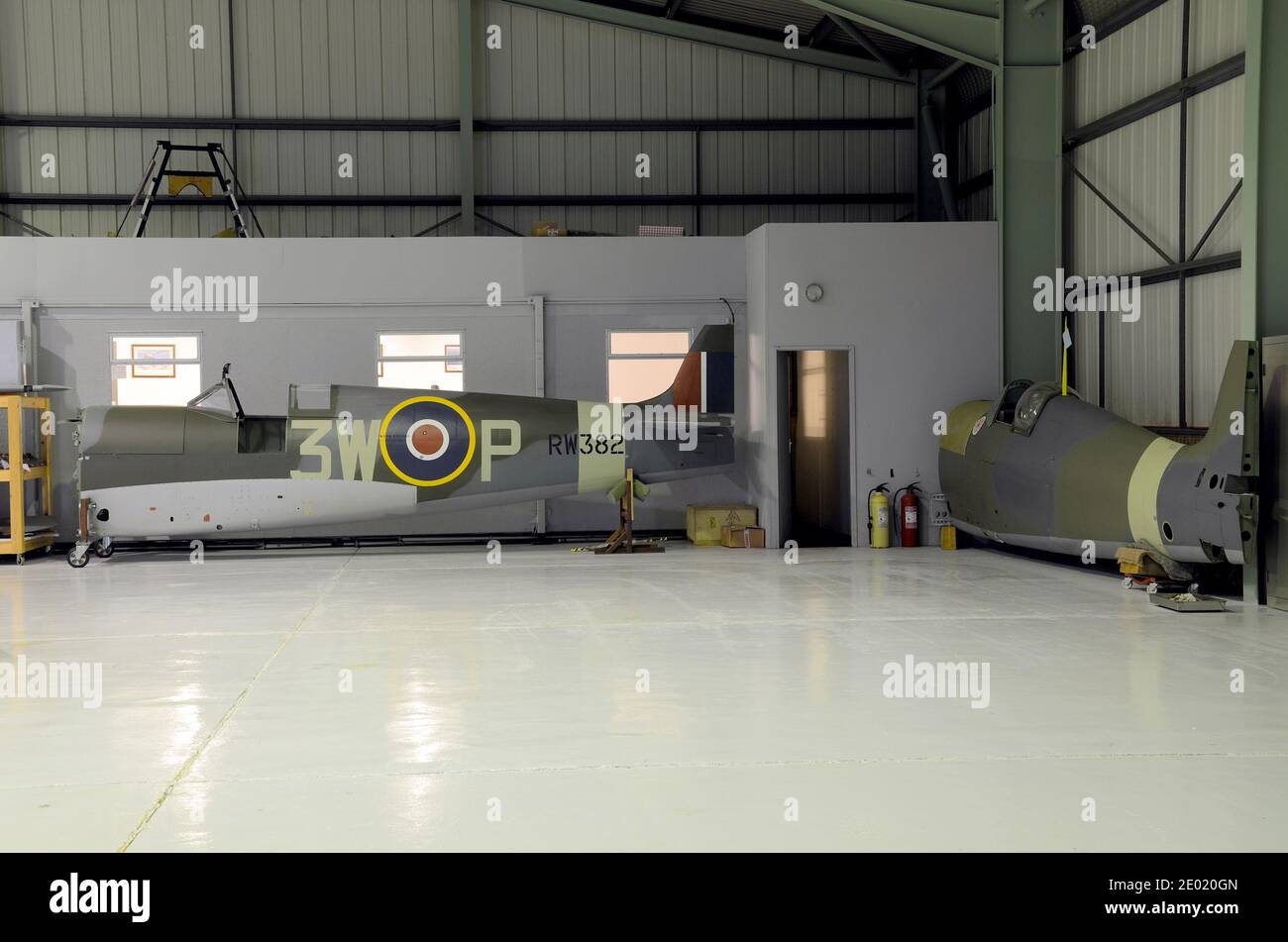 All'interno dell'hangar al Biggin Hill Heritage Hangar all'Aeroporto di Biggin Hill, Kent, Regno Unito. Supermarine Spitfire Mk XVI RW382 in restauro per volare Foto Stock