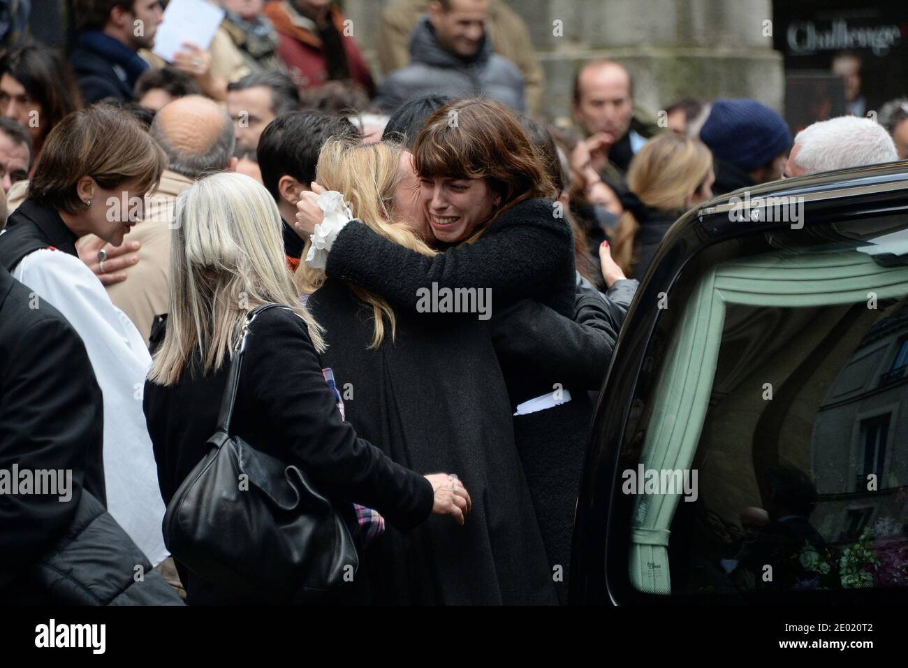 Si prega di nascondere i volti dei bambini prima della pubblicazione Lou Doillon in occasione di una messa di tributo per Kate Barry tenutasi alla chiesa di Saint Roch a Parigi, Francia il 19 dicembre 2013. Il fotografo Kate Barry, figlia di Jane Birkin e John Barry, è stato trovato morto il 11 dicembre dopo essere caduto dalla finestra del suo appartamento a Parigi. Aveva 46 anni. Foto di ABACAPRESS.COM Foto Stock