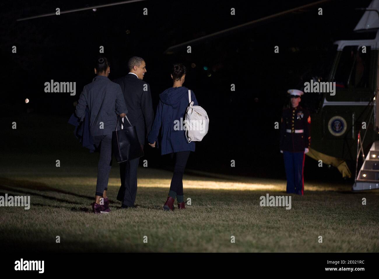 Il presidente Barack Obama cammina con le sue figlie Sasha (L) e Malia mentre la prima famiglia parte dalla Casa Bianca per una vacanza in famiglia alle Hawaii, a Washington, DC, USA, il 20 dicembre 2013. Foto di Kevin Dietsch/piscina/ABACAPRESS.COM Foto Stock