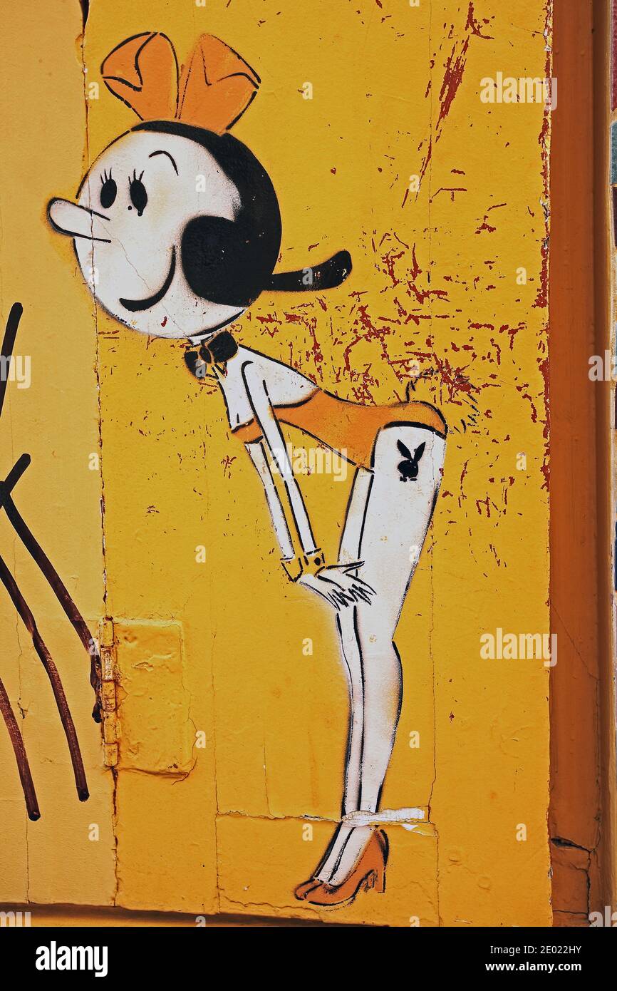 FRANCIA / Ile de France / Parigi / Graffiti a Montmartre .Street art graffiti cartoon personaggio Olive Oil. Foto Stock