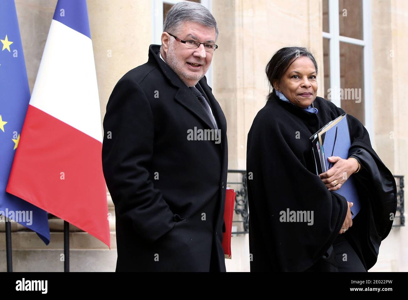 Il Ministro della Giustizia Christiane Taubira, responsabile dei rapporti con il Parlamento Alain Vidalies, lascia il Palazzo presidenziale Elysee dopo la riunione settimanale del gabinetto, a Parigi, in Francia, il 23 dicembre 2013. Foto di Stephane Lemouton/ABACAPRESS.COM Foto Stock