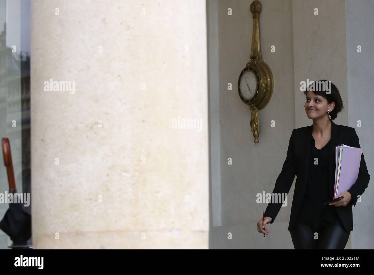 Il ministro francese dei diritti della donna e il portavoce del governo Najat Vallaud-Belkacem lascia il palazzo presidenziale dell'Elysee dopo la riunione settimanale del gabinetto, a Parigi, in Francia, il 23 dicembre 2013. Foto di Stephane Lemouton/ABACAPRESS.COM Foto Stock