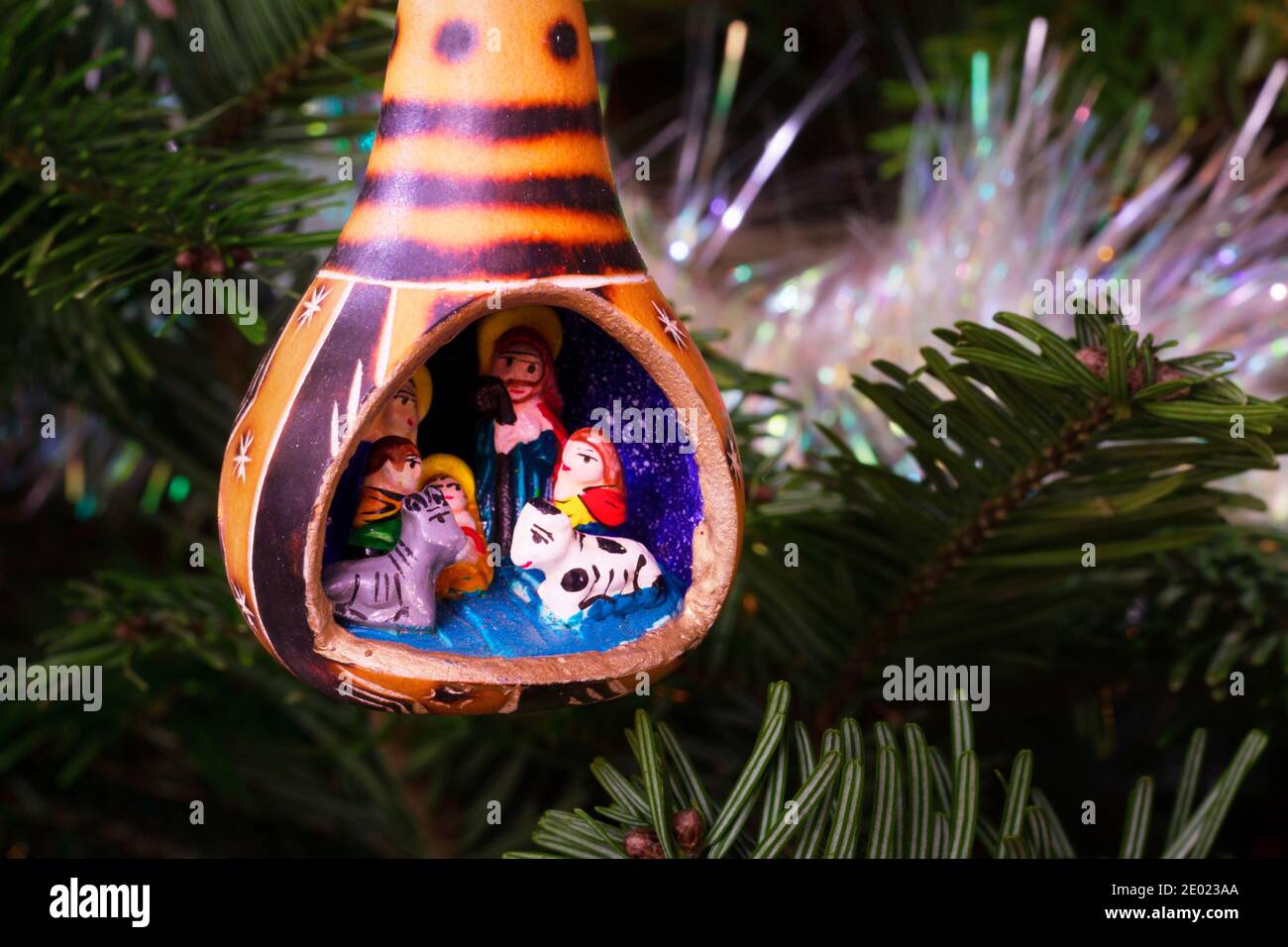 Minuscolo presepe in un bauble di Natale, su un albero di Natale Foto stock  - Alamy