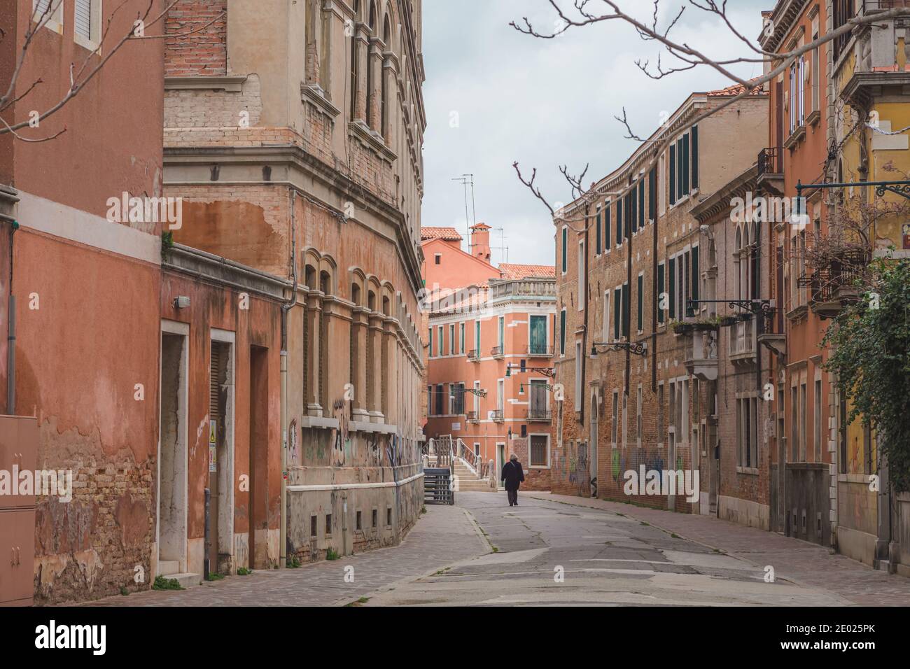 Il lato tranquillo di Venezia. Un quartiere residenziale libero dai turisti nella popolare destinazione turistica. Foto Stock