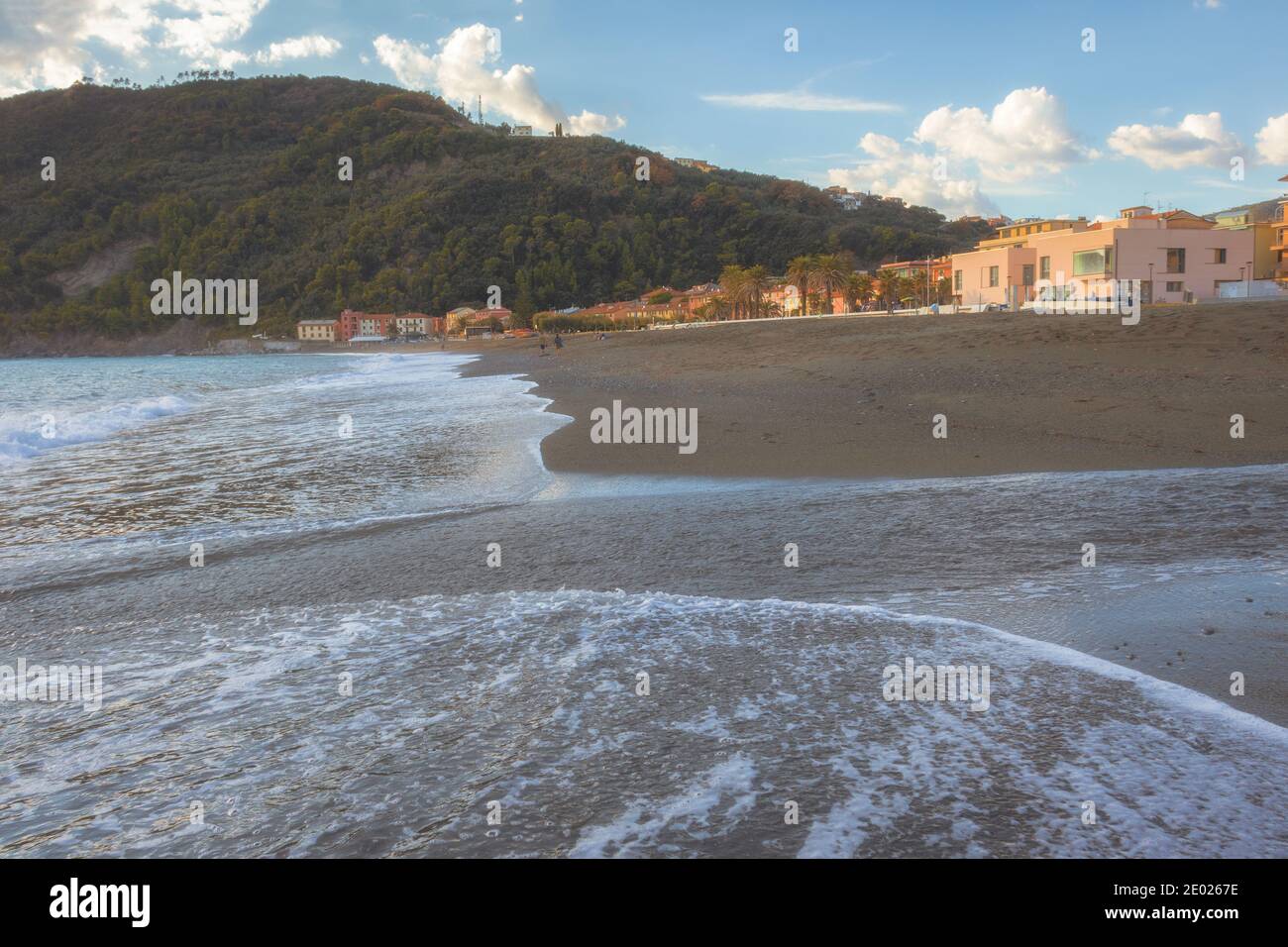 Onde in una spiaggia vuota a Riva Trigoso (Liguria) al tramonto Foto Stock