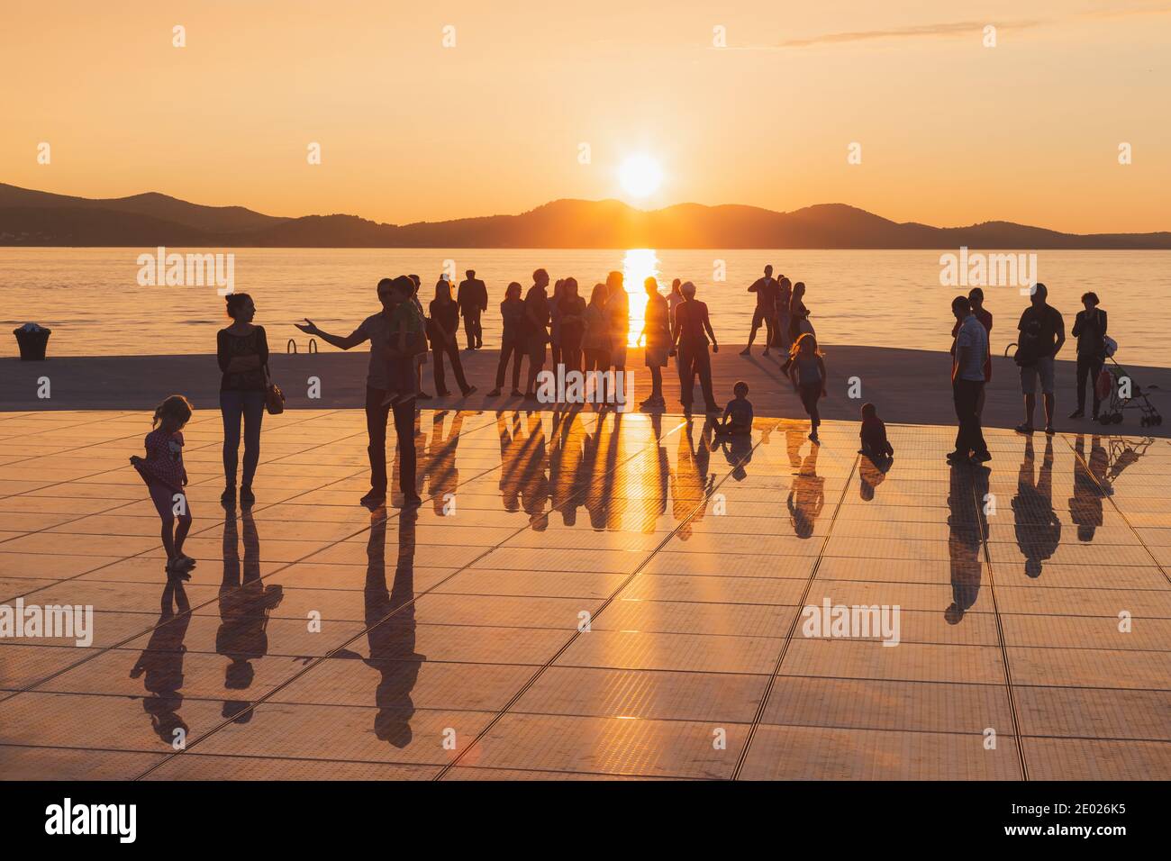 Zara, Croazia - 3 ottobre 2014: Turisti e famiglie si riuniscono per godersi il tramonto al Monumento al Sole, una moderna installazione solare progettata da Foto Stock
