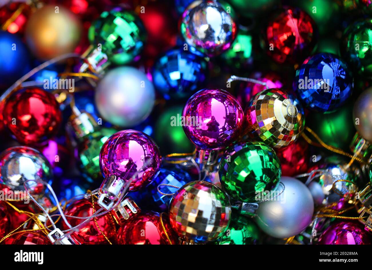 Sfondo foto Bright colorful Natale glitter palle. Esempio di sfondo di un nuovo anno per un sito Web o un banner Foto Stock