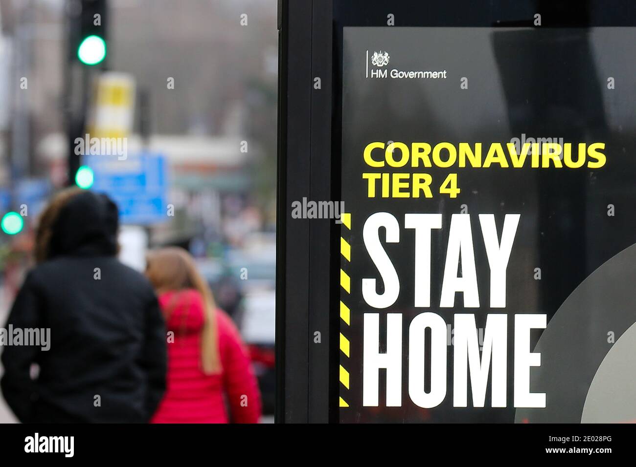 Londra, Regno Unito. 26 Dicembre 2020. Un segno 'Stay Home' visto a Londra come molte parti del Regno Unito sono ora in Tier 4 COVID-19 restrizioni. Il Regno Unito ha registrato il suo più alto aumento quotidiano di casi di coronavirus da quando la pandemia ha cominciato con 41,385 test positivi. Il primo ministro Boris Johnson non ha escluso un blocco nazionale nel nuovo anno. Credit: SOPA Images Limited/Alamy Live News Foto Stock