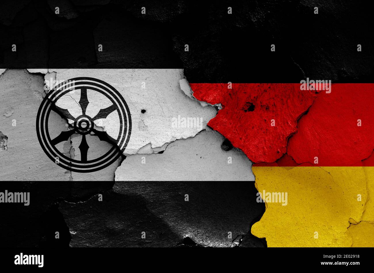 Bandiere di Osnabruck e Germania dipinte su pareti incrinate Foto Stock