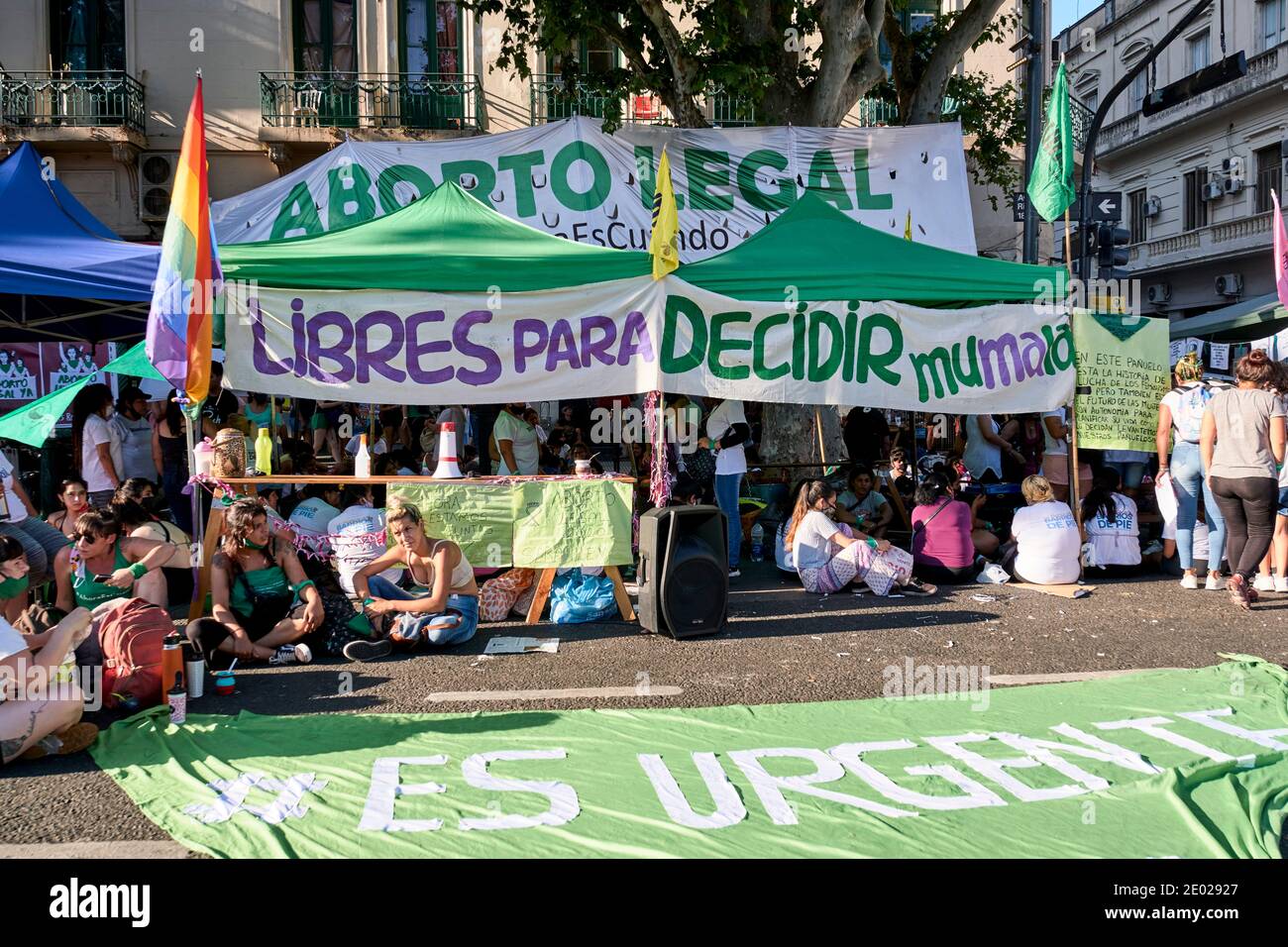 Buenos Aires, Argentina; 10 dicembre 2020: Raduno massiccio al Congresso Nazionale, difendendo l'approvazione della legge legale, sicura e libera sull'aborto. Banner Foto Stock