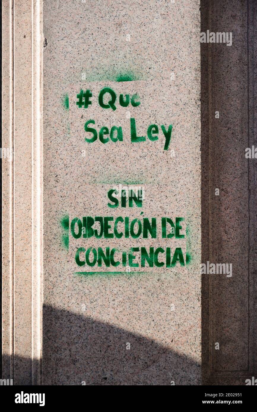 Buenos Aires, Argentina; 10 dicembre 2020: Testo scritto su un muro di strada durante un raduno a sostegno della legge legale, sicura e libera sull'aborto: Sia legge Foto Stock