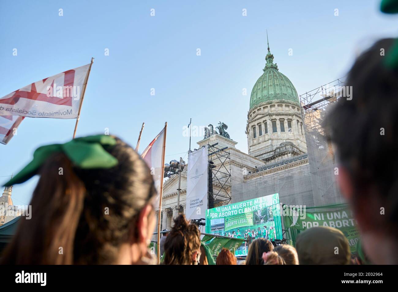Buenos Aires, Argentina; 10 dicembre 2020: Raduno massiccio al Congresso Nazionale, difendendo l'approvazione della legge legale, sicura e libera sull'aborto Foto Stock