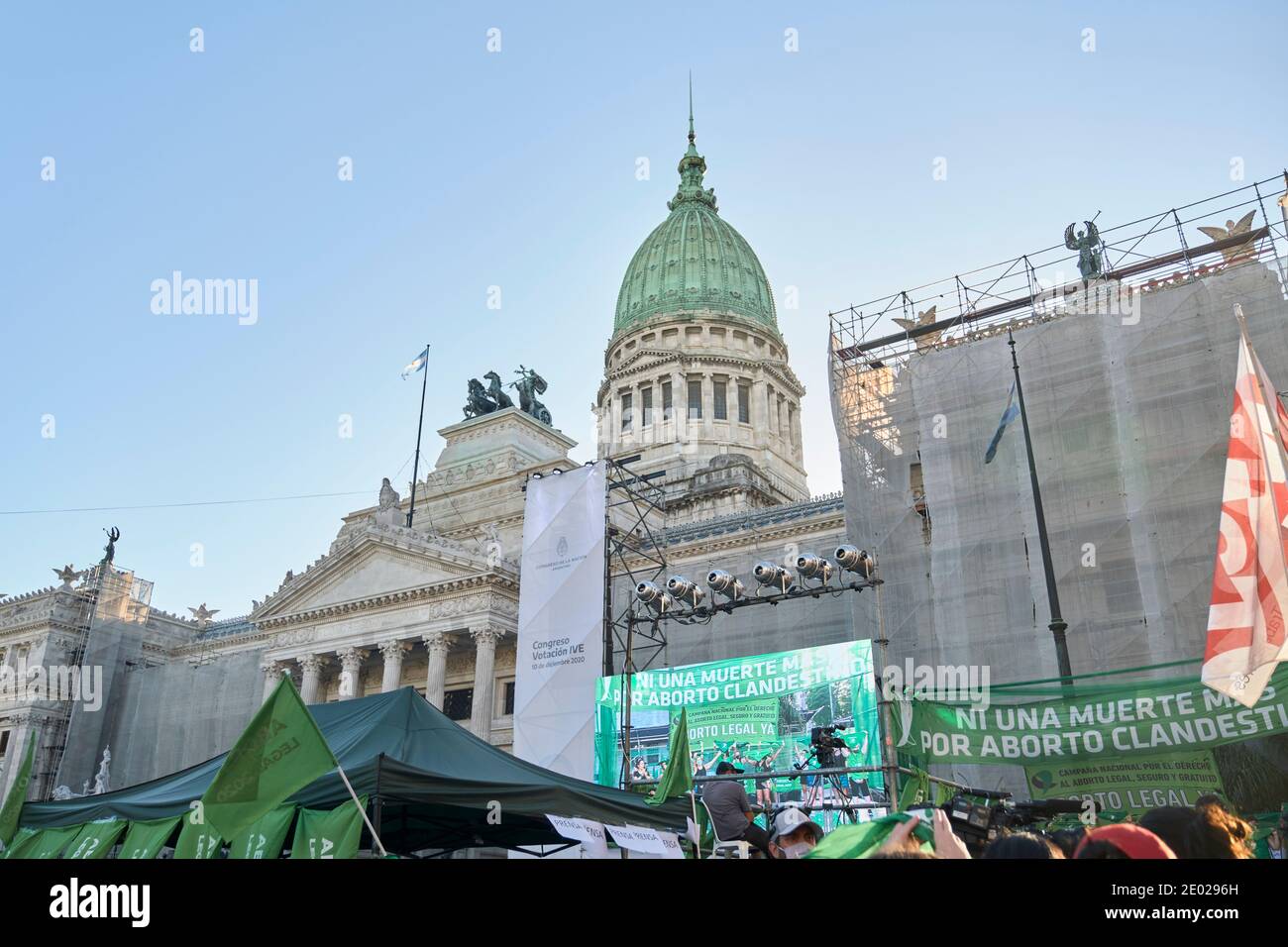 Buenos Aires, Argentina; 10 dicembre 2020: Manifestazione massiccia al Congresso Nazionale, che difende l'approvazione della legge legale, sicura e libera sull'aborto Foto Stock
