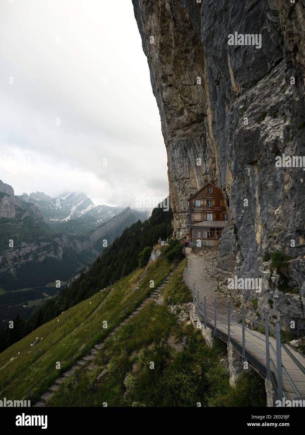 Famosa pensione Aescher-Wildkirchli costruito in pietra calcarea parete alpina Alpstein Montagne Appenzell Innerrhoden Svizzera Foto Stock