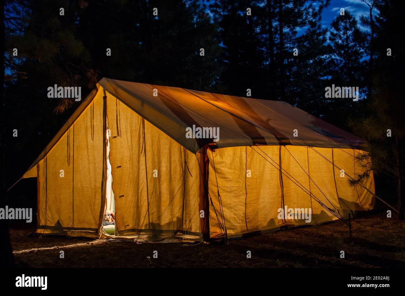 Tenda illuminata al campeggio di notte Foto Stock
