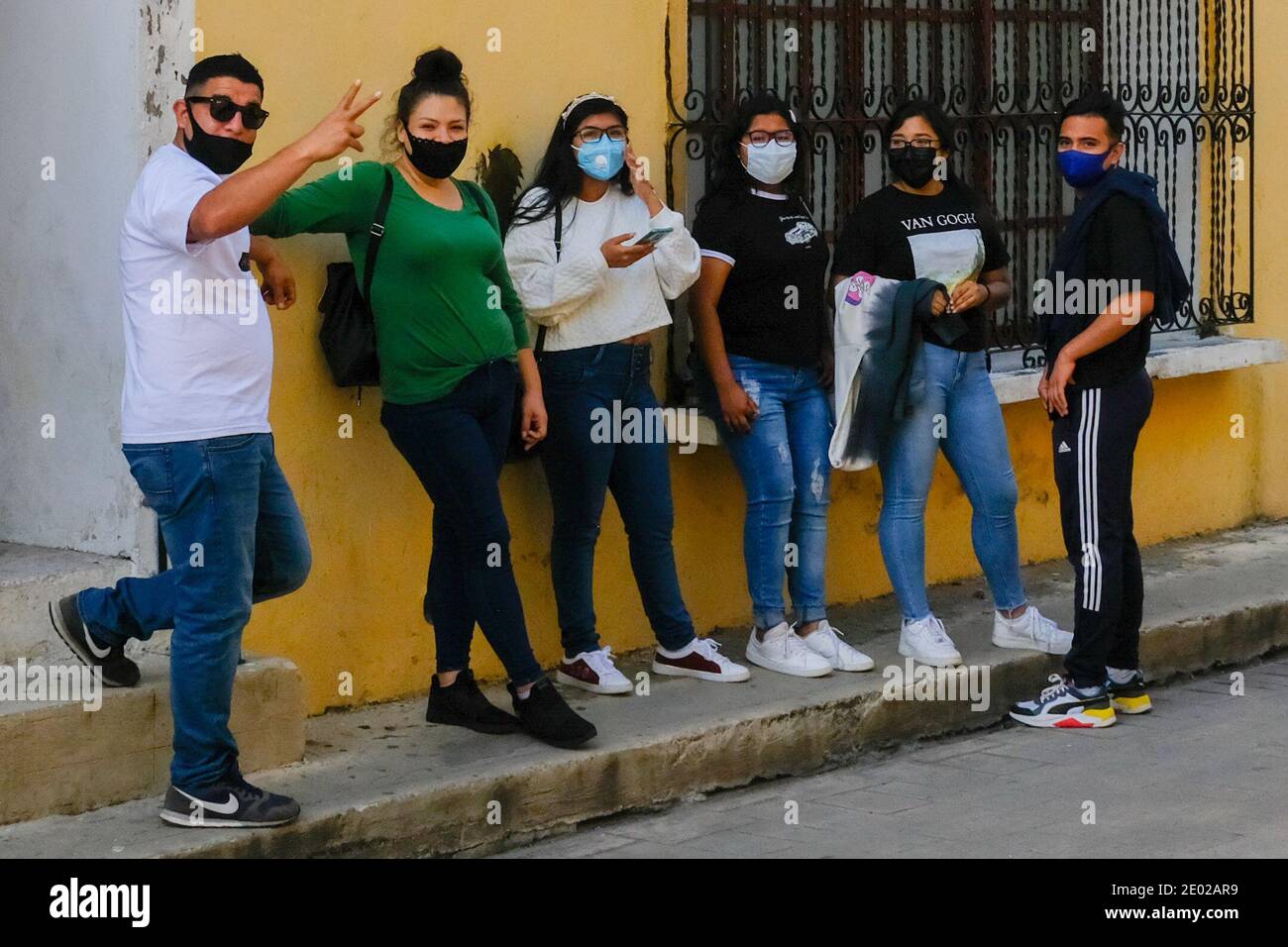 Gruppo di giovani messicani che indossano maschere durante il Covid19 Pandemic, Izamal , Yucatan, Messico Foto Stock