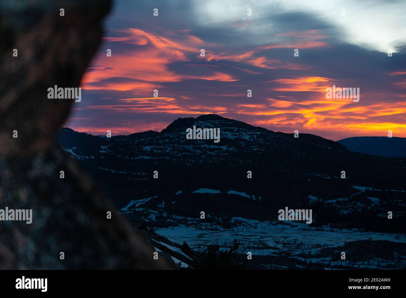 Belle nuvole come visto all'alba da Pyramid Peak California, nella desolazione Wilderness Foto Stock