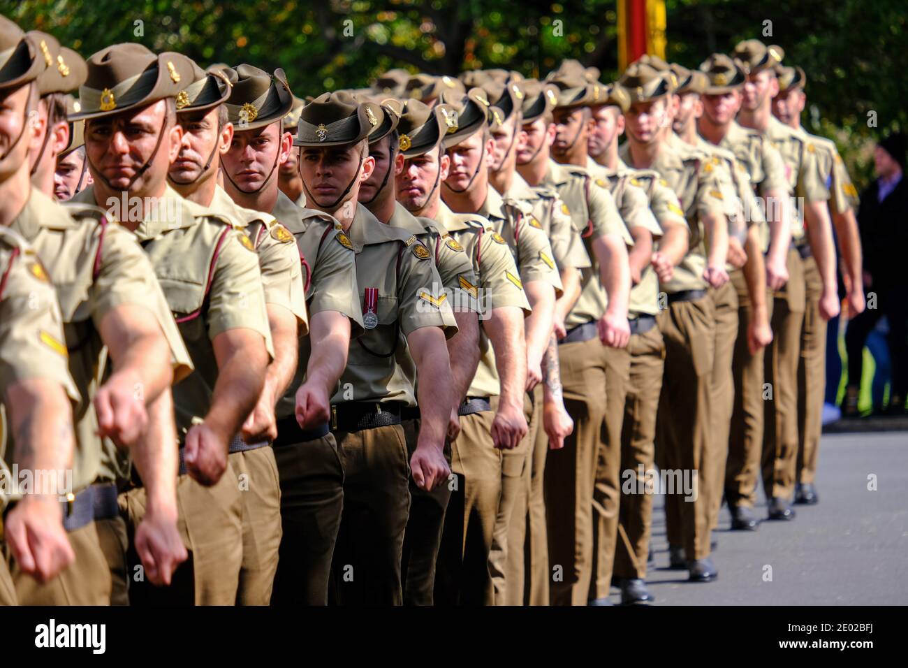 Soldati che marciano durante le commemorazioni del giorno dell'Anzac ad Adelaide Australia Foto Stock
