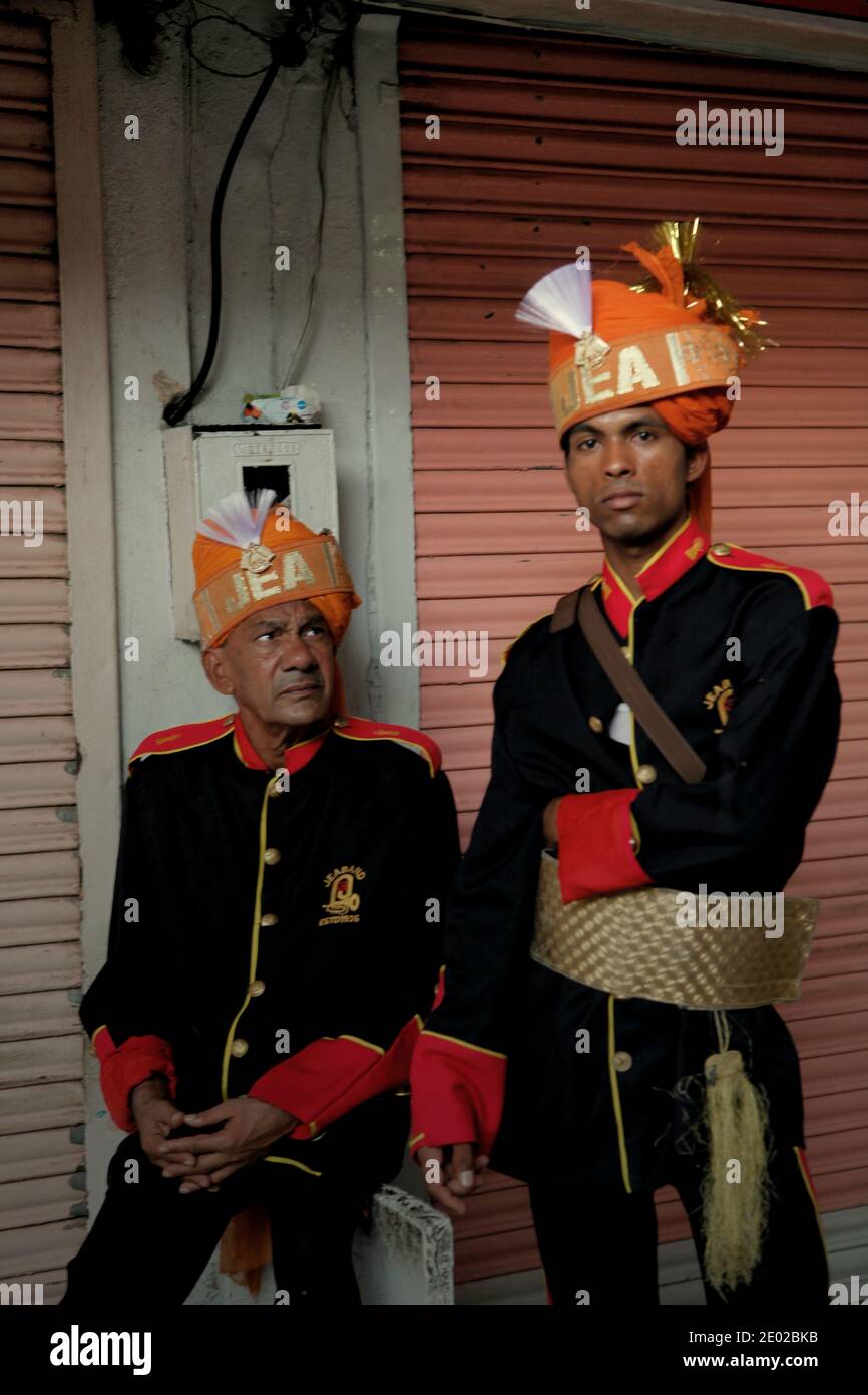 Ritratto di due uomini, membri di un ensemble musicale a Jaipur, Rajasthan, India. Foto Stock