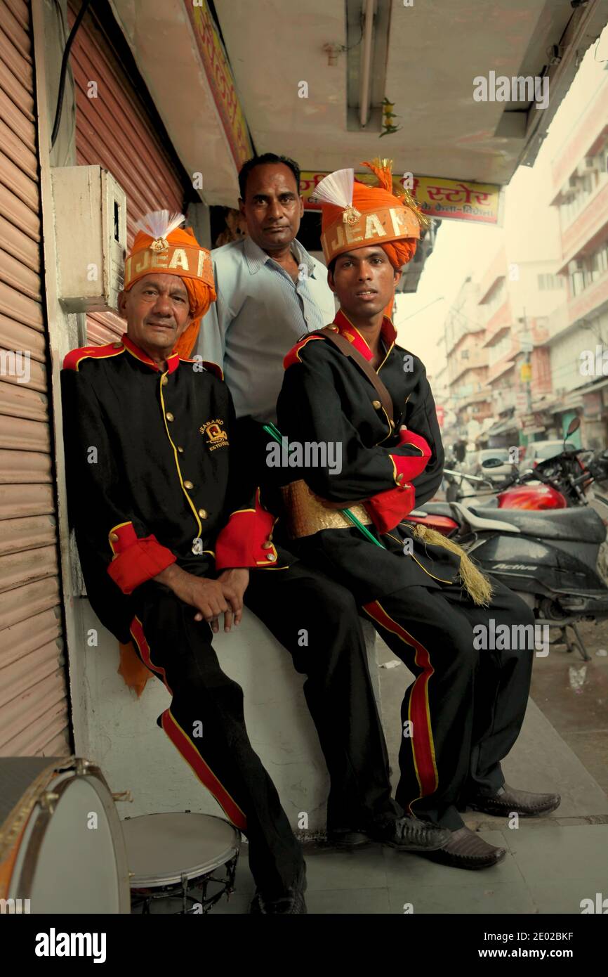 Ritratto di due uomini--membri di un ensemble musicale, insieme ad un amico a Jaipur, Rajasthan, India. Foto Stock