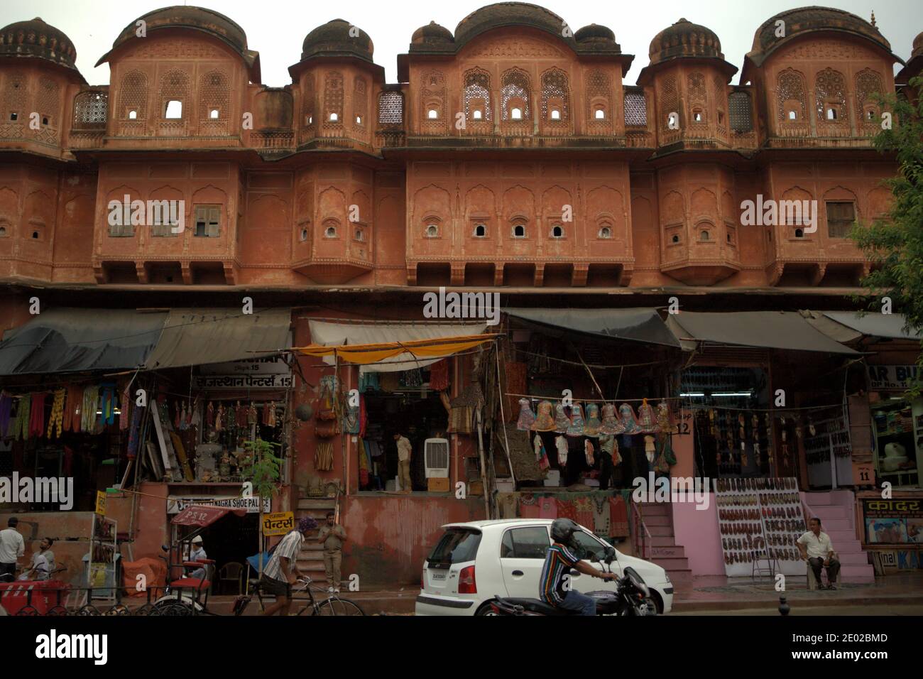 Un edificio commerciale costruito per artigianato e negozi di abbigliamento a Sireh Deorhi Bazar a Jaipur, Rajasthan, India. Foto Stock
