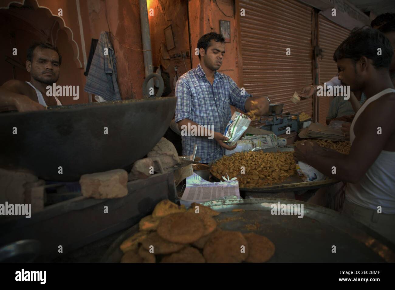 Un venditore di cibo stradale a Jaipur, Rajasthan, India. Foto Stock