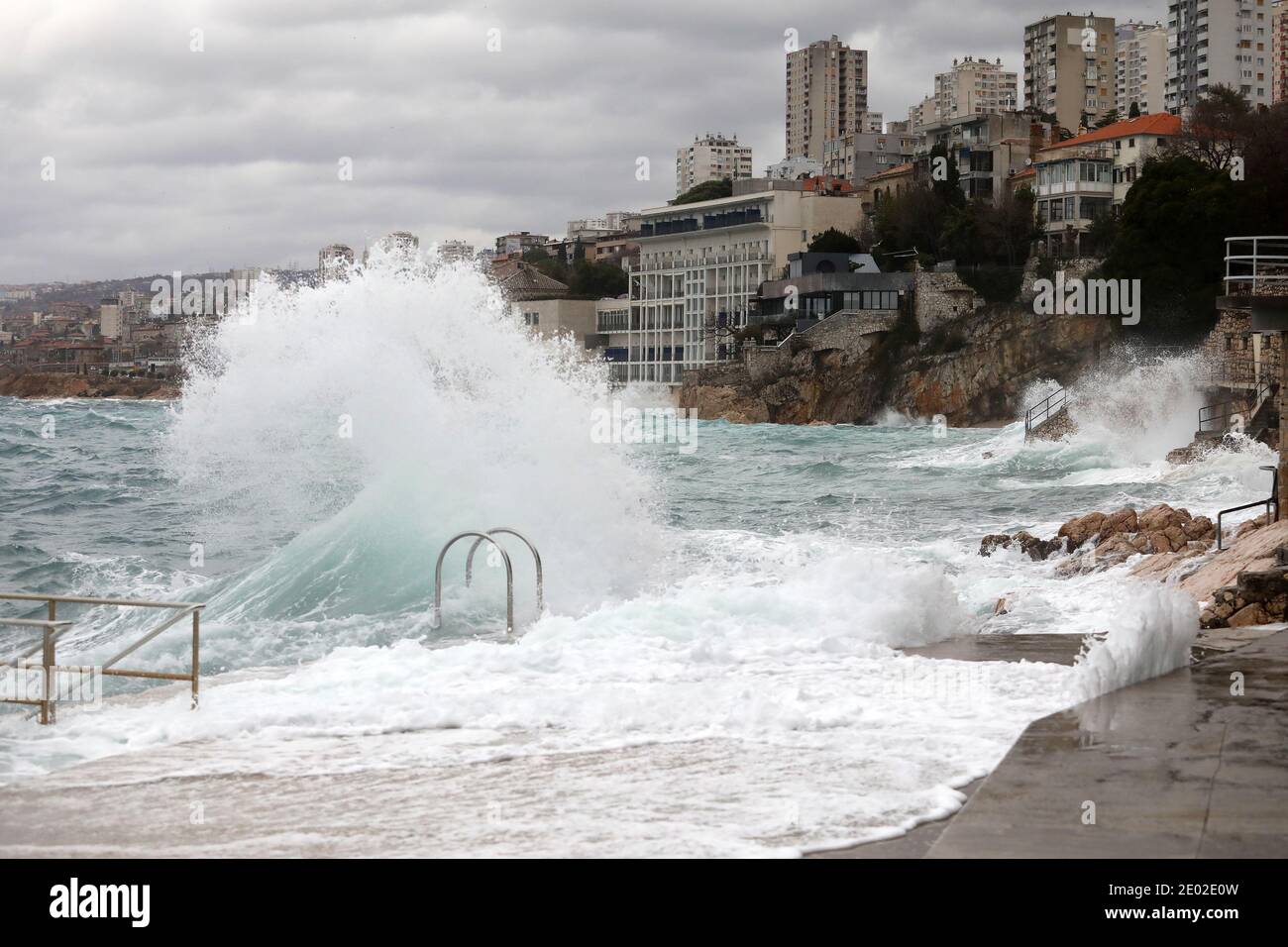 (201229) -- ZAGABRIA, 29 dicembre 2020 (Xinhua) -- le onde hanno colpito la riva del mare a Rijeka, Croazia, 28 dicembre 2020. (Goran Kovacic/Pixsell via Xinhua) Foto Stock