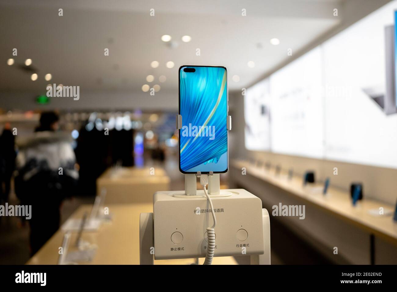 Un nuovo smartphone viene visualizzato sullo sportello di un negozio Huawei. Anche se Huawei è soppresso nel mercato internazionale, vende ancora bene in Cina Foto Stock