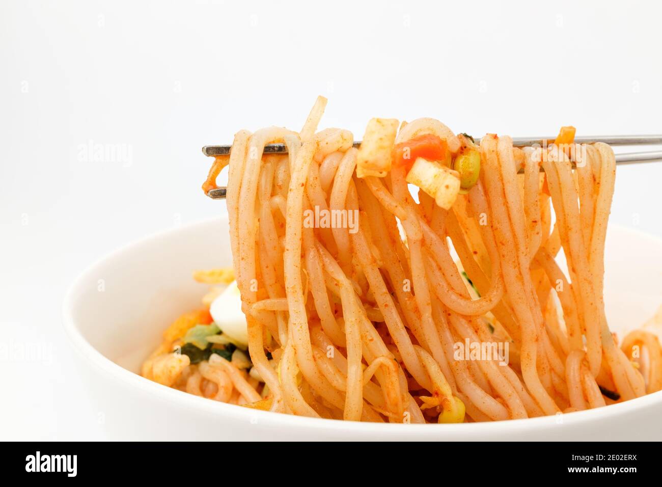Tagliatelle da cucina con consistenza mastodosa. Piatti freddi a base di noodle. Noodle piccanti Foto Stock