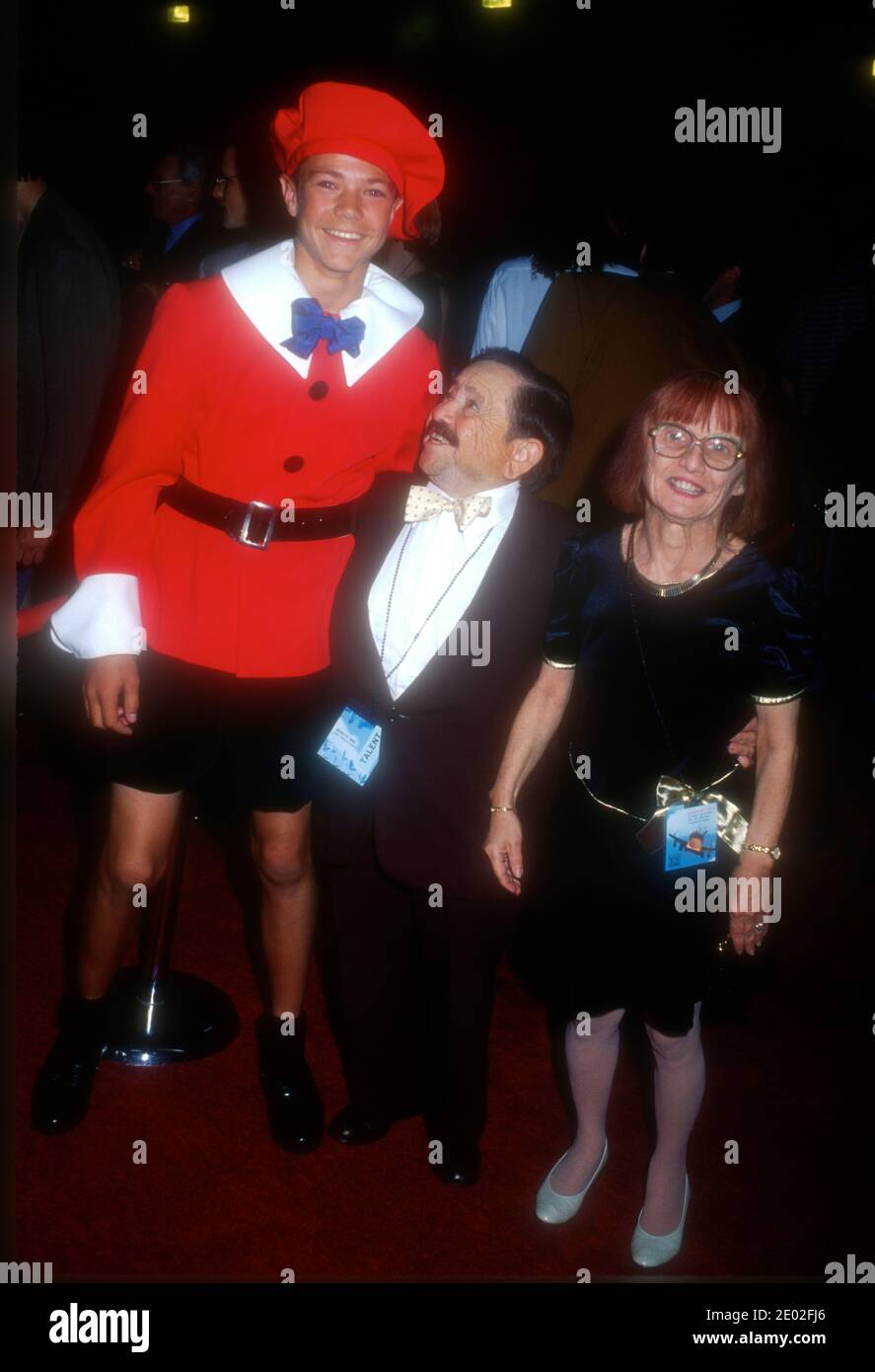 Los Angeles, California, USA 29 aprile 1996 l'attore Jerry Maren e la moglie Elizabeth Barrington partecipano al party di lancio della Terra di MTV il 29 aprile 2020 presso Paramount Studios di Los Angeles, California, USA. Foto di Barry King/Alamy Stock foto Foto Stock