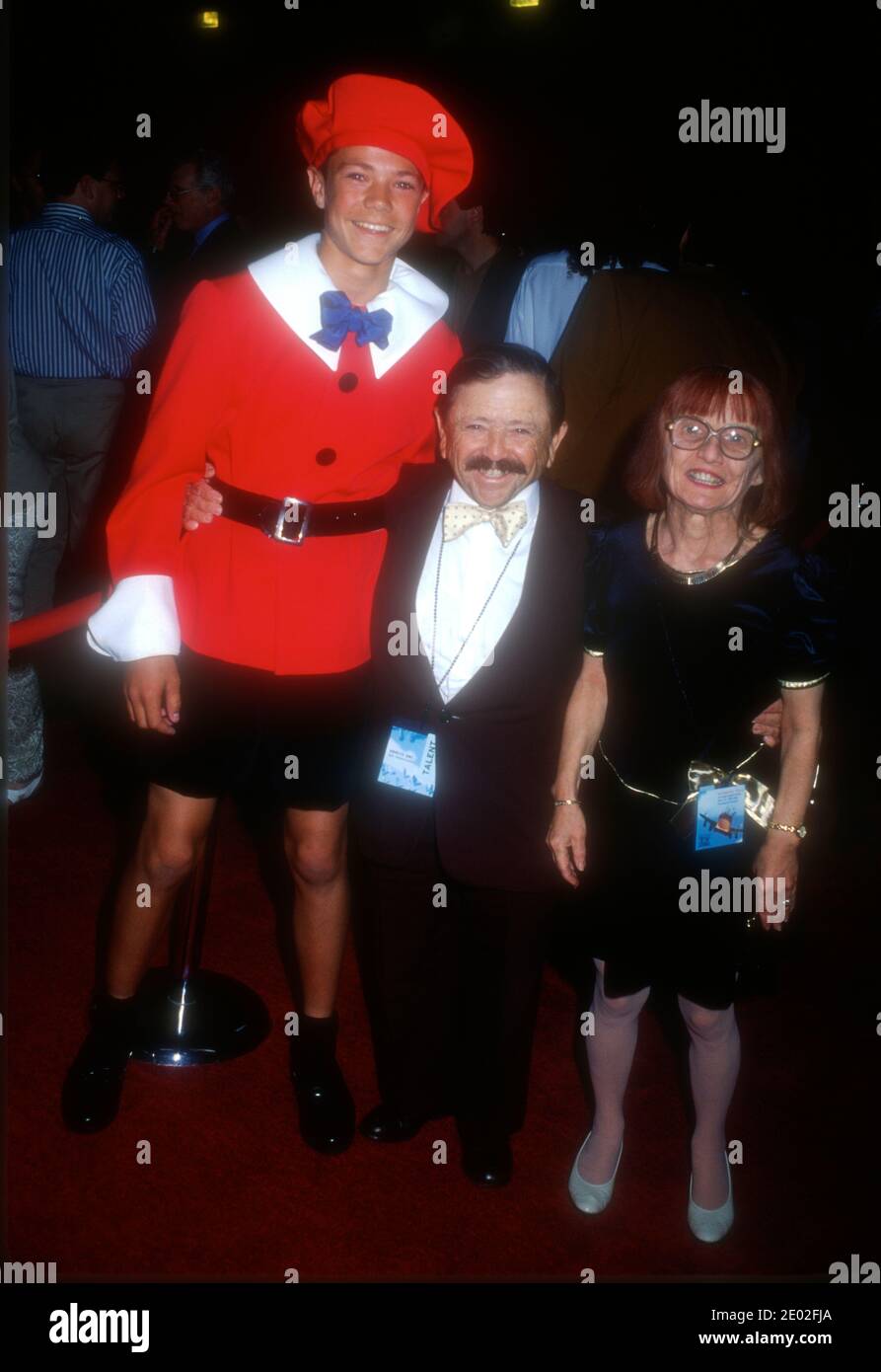 Los Angeles, California, USA 29 aprile 1996 l'attore Jerry Maren e la moglie Elizabeth Barrington partecipano al party di lancio della Terra di MTV il 29 aprile 2020 presso Paramount Studios di Los Angeles, California, USA. Foto di Barry King/Alamy Stock foto Foto Stock