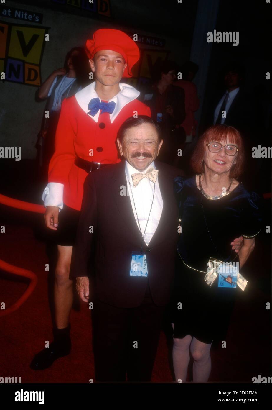 Los Angeles, California, USA 29 aprile 1996 l'attore Jerry Maren e la moglie Elizabeth Barrington partecipano al party di lancio della Terra di MTV il 29 aprile 2020 presso Paramount Studios di Los Angeles, California, USA. Foto di Barry King/Alamy Stock foto Foto Stock