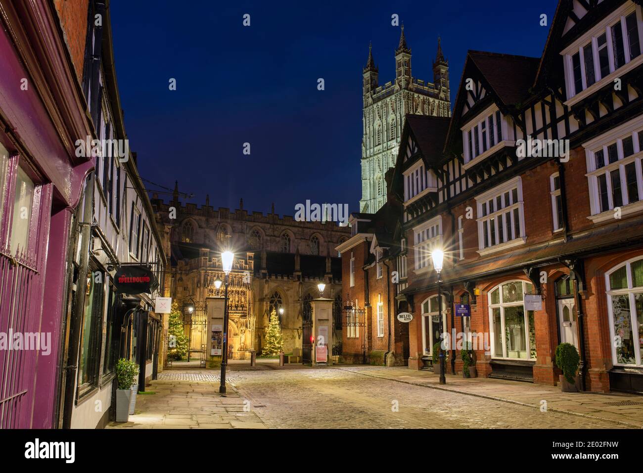 College Street con negozi e Gloucester Cathedral il giorno di Natale sera. Gloucester, Gloucestershire, Cotswolds, Inghilterra Foto Stock