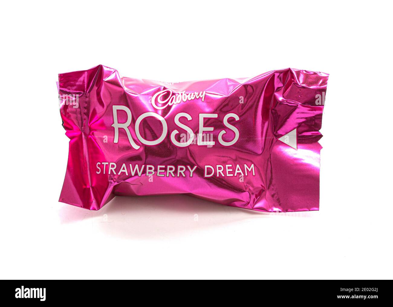 SWINDON, UK - 29 DICEMBRE 2020: Cioccolato Cadbury Roses su sfondo bianco. Foto Stock