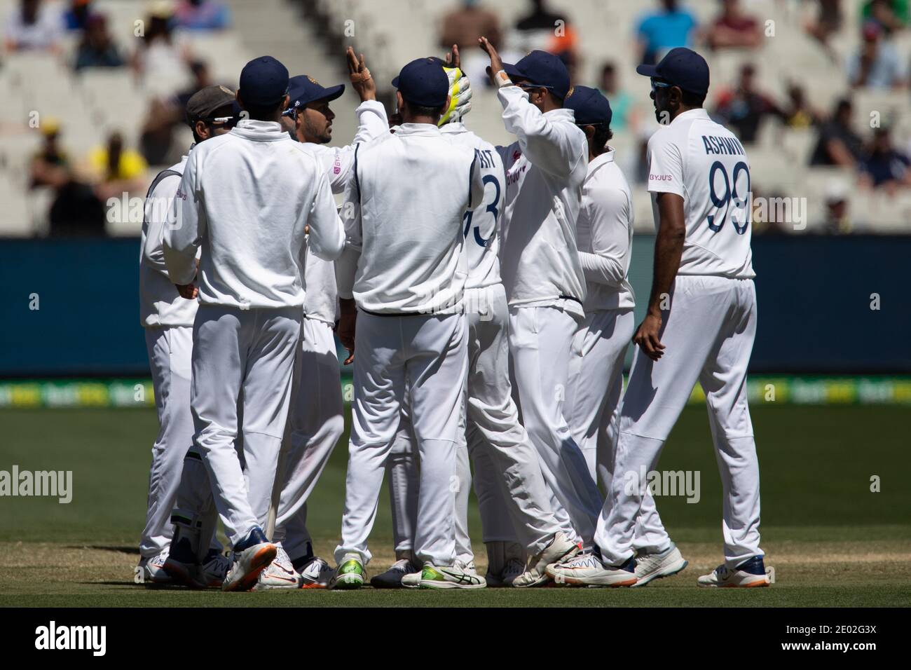 MELBOURNE, AUSTRALIA - DICEMBRE 29 2020: La squadra indiana celebra un wicket di Nathan Lyon durante il quarto giorno del secondo test di cricket Vodafone tra Australia e India al Melbourne Cricket Ground - Image Credit: brett keating/Alamy Live News Foto Stock