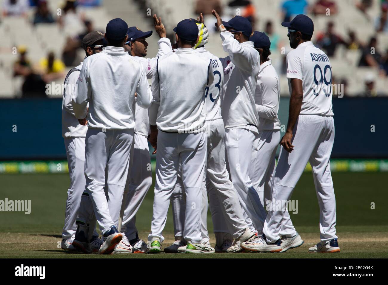 MELBOURNE, AUSTRALIA - DICEMBRE 29 2020: La squadra indiana festeggia un wicket di Pat Cummins durante il quarto giorno della seconda partita di cricket Vodafone Test tra Australia e India al Melbourne Cricket Ground - Image Credit: brett keating/Alamy Live News Foto Stock