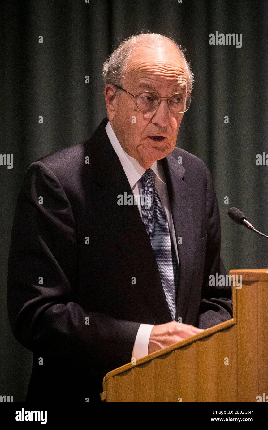 File photo datato 14/05/19 del senatore George Mitchell che parla al campus di Belfast dell'Università di Ulster sulla fine del settarismo. I documenti d'archivio del governo britannico pubblicati di recente dal Public Record Office of Northern Ireland (PRONI) hanno rivelato che l'IRA aveva decollato il suo cessate il fuoco di 17 mesi nel febbraio 1996 con il bombardamento dei Docklands di Londra che ne ha uccisi due e ne ha gravemente feriti altri. Foto Stock