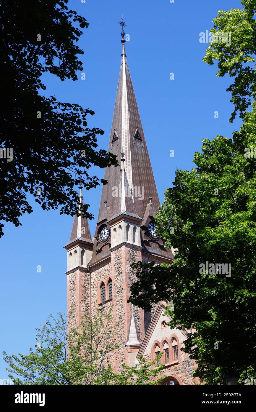 Vista della chiesa di Mariestad costruita in stile tardo gotico incorniciata da foglie. Foto Stock