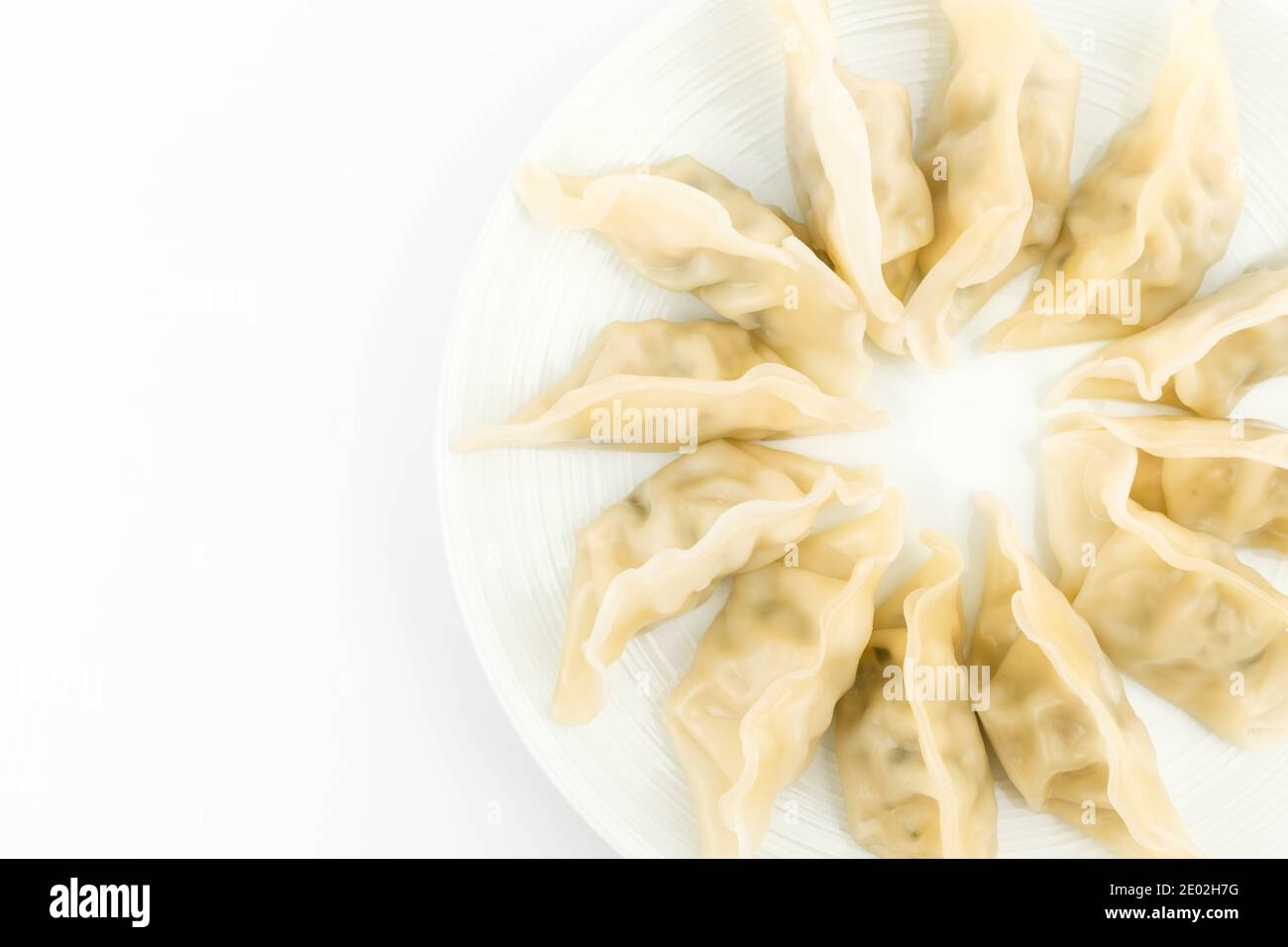 Piccoli gnocchi su sfondo bianco Foto Stock