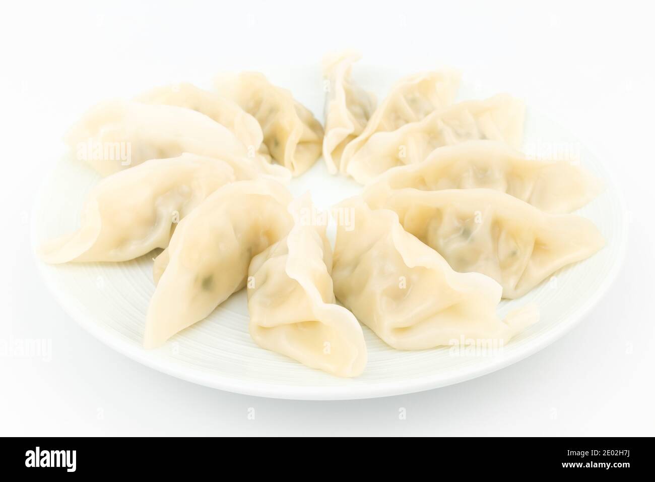 Piccoli gnocchi su sfondo bianco Foto Stock