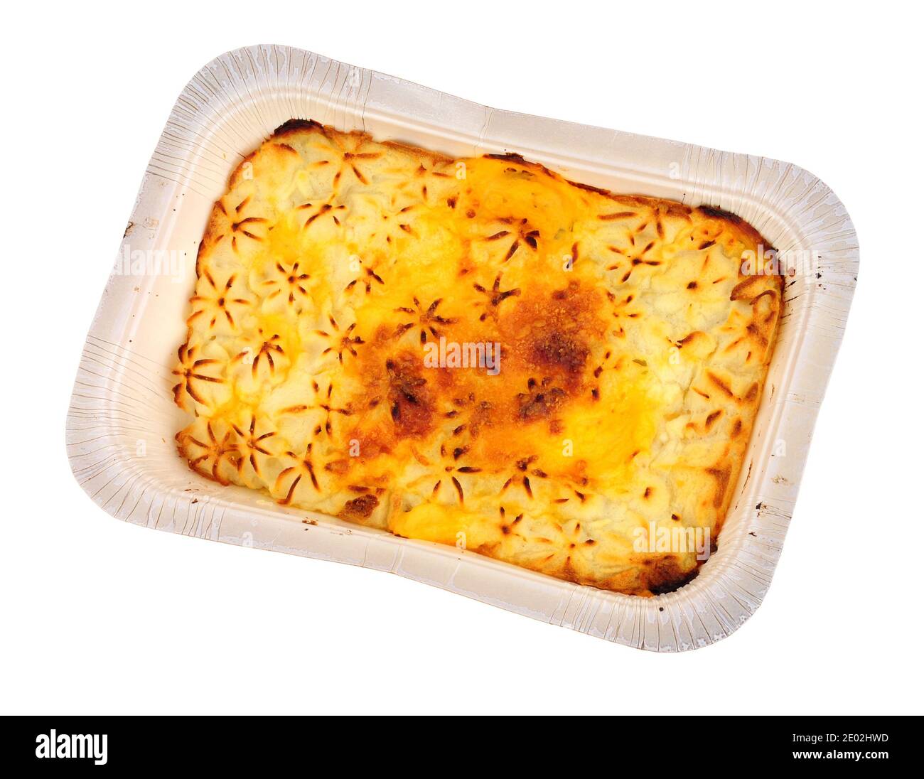 Poco costoso purè di patate sormontato pesce torta pasto convenienza isolato su uno sfondo bianco Foto Stock