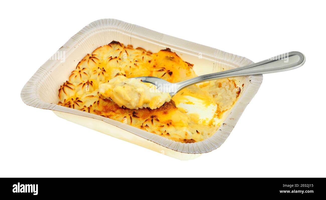 Poco costoso purè di patate sormontato pesce torta pasto convenienza isolato su uno sfondo bianco Foto Stock