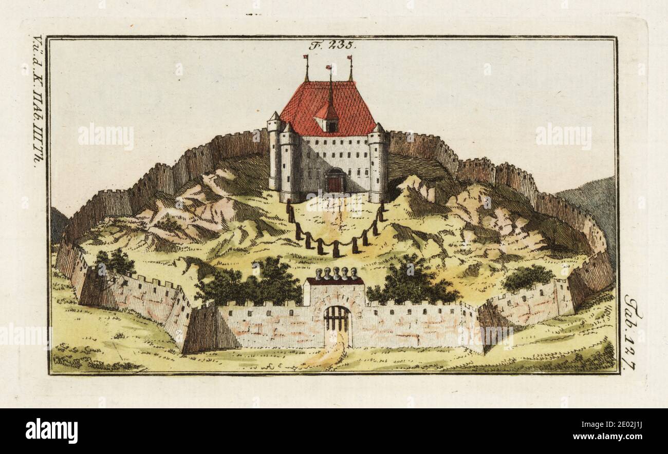 Castello medievale del cavaliere con appartamenti a torre, mura merlate, porta con caschi, portullis, costruito su una montagna. Da Jean-Baptiste de la Curne de Sainte-Palaye e dal Ritterwesen di Johann Ludwig Kluber (Chevalerie o Chivalry). Incisione a mano su copperplate dal quadro storico di Robert von Spalart dei costumi del principale popolo dell'antichità e del Medioevo, Vienna, 1802. Foto Stock