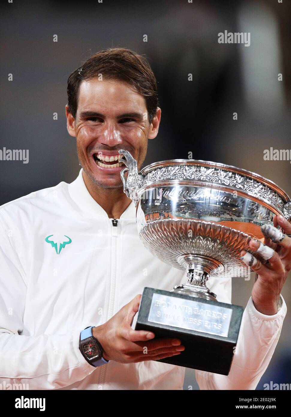 Pechino, Francia. 11 Ott 2020. Rafael Nadal di Spagna festeggia con il suo trofeo durante la cerimonia di premiazione dopo aver vinto la partita finale maschile contro Novak Djokovic di Serbia al torneo di tennis francese Open 2020 al Roland Garros di Parigi, Francia, 11 ottobre 2020. Nadal ha vinto un record-esteso 13 Open Francese nel 2020. Lo spagnolo ha ora 20 titoli Grand Slam, che legano il record maschile di Roger Federer. Il 34-year-old inoltre è diventato il quarto giocatore maschio a raggiungere 1,000 vittorie di livello di giro in novembre. Credit: Gao Jing/Xinhua/Alamy Live News Foto Stock