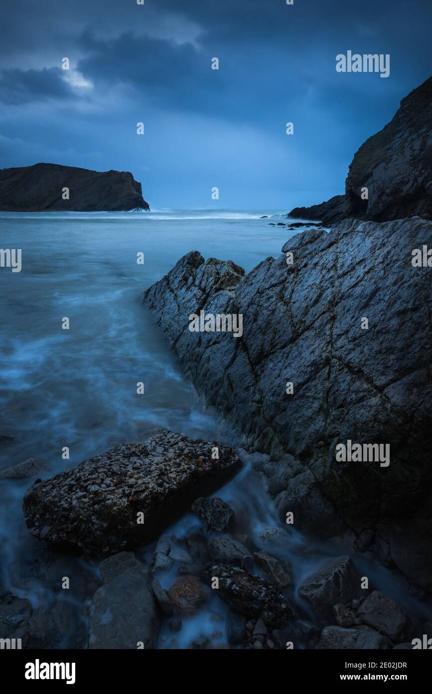 Lulworth Cove Dorset rocce Ledges in Storm Bella Foto Stock