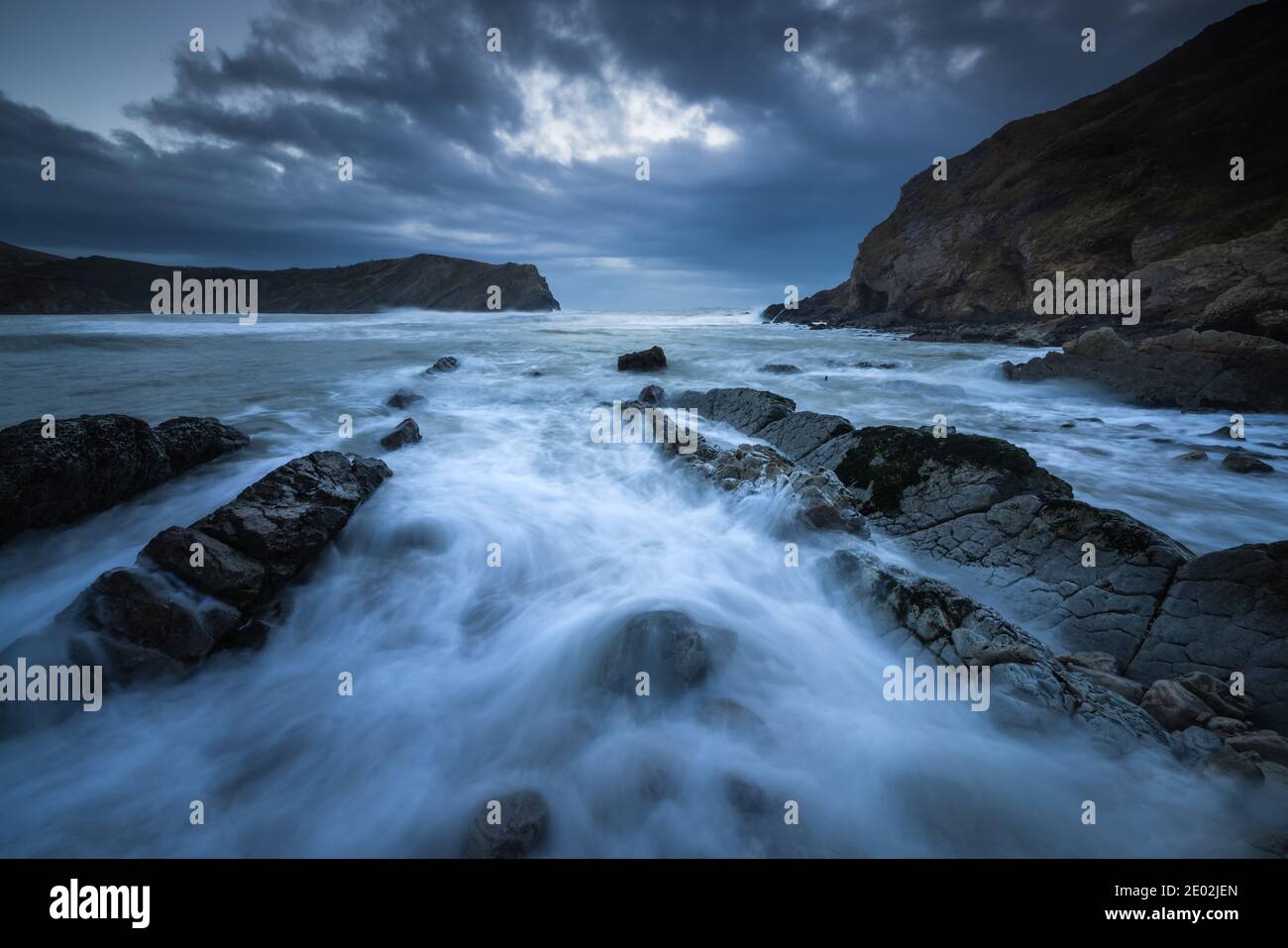Lulworth Cove Dorset rocce Ledges in Storm Bella Foto Stock