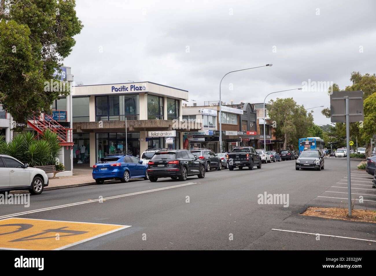 Mona vale a Sydney martedì 29 dicembre 2020. Il governo del NSW ha messo la parte settentrionale delle spiagge del nord in blocco a causa di un focolaio di COVID 19 in Avalon Beach, il sobborgo di Mona vale rimane tranquillo nelle giornate estive di solito molto affollate, con le persone solo avventurarsi per lo shopping essenziale e l'esercizio fisico. Credit martin berry@alamy notizie dal vivo. Foto Stock