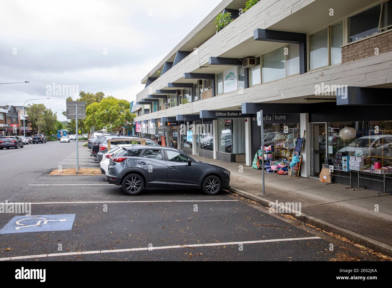 Mona vale a Sydney martedì 29 dicembre 2020. Il governo del NSW ha messo la parte settentrionale delle spiagge del nord in blocco a causa di un focolaio di COVID 19 in Avalon Beach, il sobborgo di Mona vale rimane tranquillo nelle giornate estive di solito molto affollate, con le persone solo avventurarsi per lo shopping essenziale e l'esercizio fisico. Credit martin berry@alamy notizie dal vivo. Foto Stock